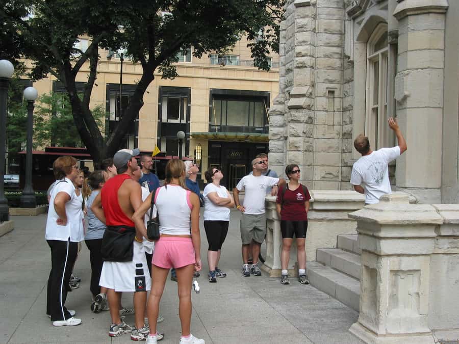 Chicago: Best of Attractions Walking Tour +Bike/Kayak Rental - Chicago Theatre and the Riverwalk: architecture with a sense of place