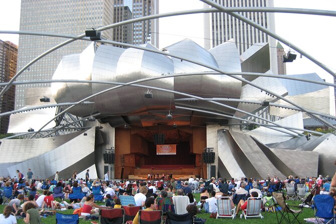 Chicago Food Tour with The Magnificent Mile and Millennium Park - A guided walk down Michigan Avenue and Max’s Take Out hot dogs