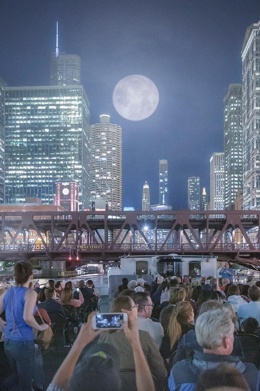 Chicago: Historic Gangsters & Ghosts Night Cruise - Chicago River at night: why this cruise works