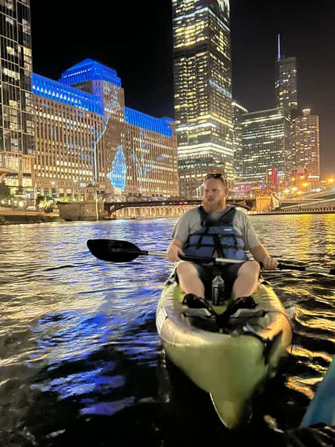 Chicago: Moonlight Paddle Tour on the Chicago River - How “guided” it really feels: help, pacing, and boat-wake awareness