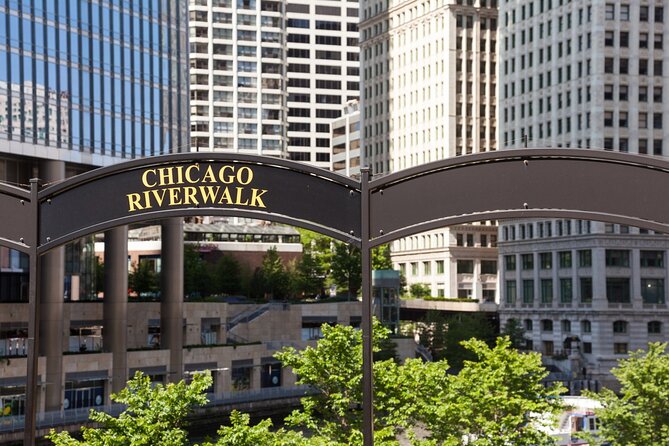 Chicago Riverwalk Self-Guided Walking Tour - Skyscrapers and skyline moments: 401 N Wabash and the Britannica HQ