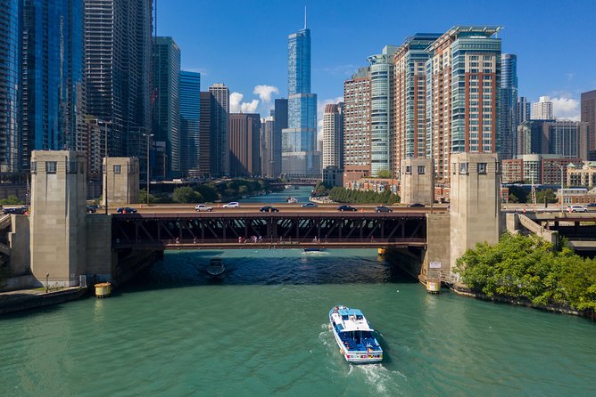 Chicago Sightseeing River and Lake Cruise - A 90-minute two-waterway cruise that shows Chicago fast