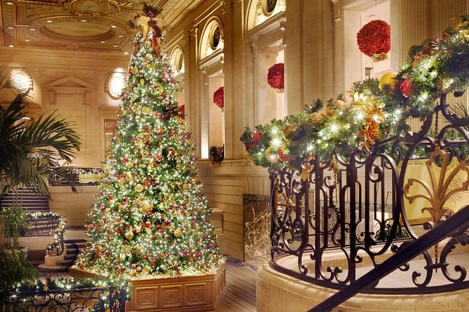 Chicago-Style Holiday Hike: Festive Food and Walking Tour - Daley Bicentennial Plaza and the Christmas tree checkpoint