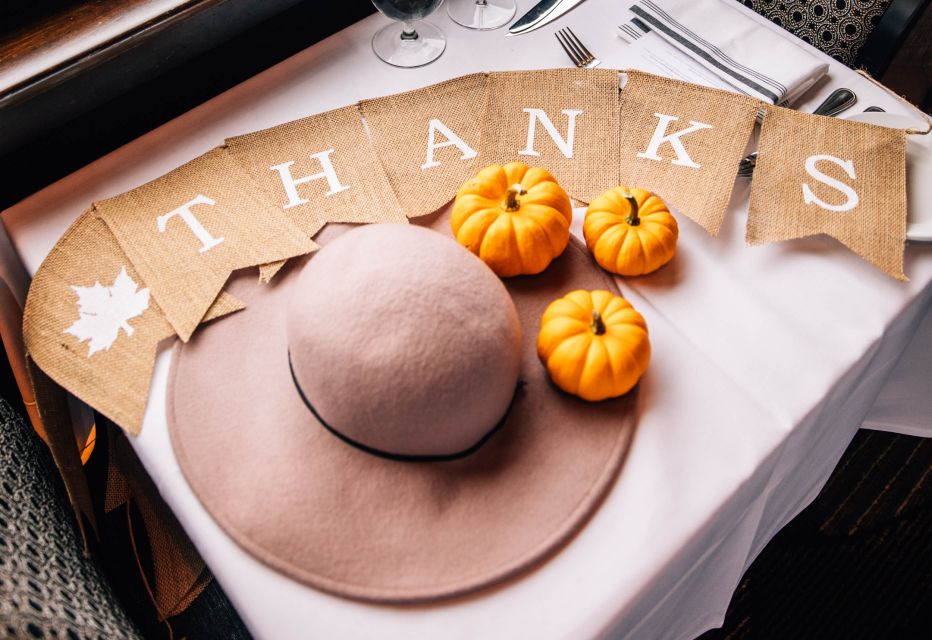 Chicago: Thanksgiving Gourmet Lunch Cruise on Chicago River - DJ entertainment and the dining rhythm