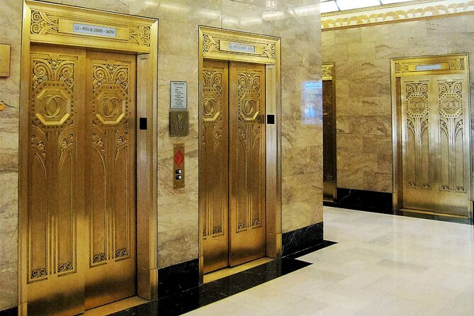 Chicago Walking Tour: Art Deco Skyscrapers Riverfront - Meet-up at the Chicago Architecture Center (CAC) and how to start strong