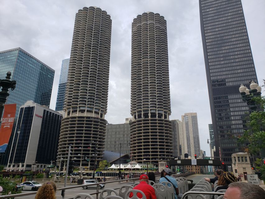 Chicago's Modern Skyscrapers Guided Walking Tour - River Walk walking: learning by sightlines along the water
