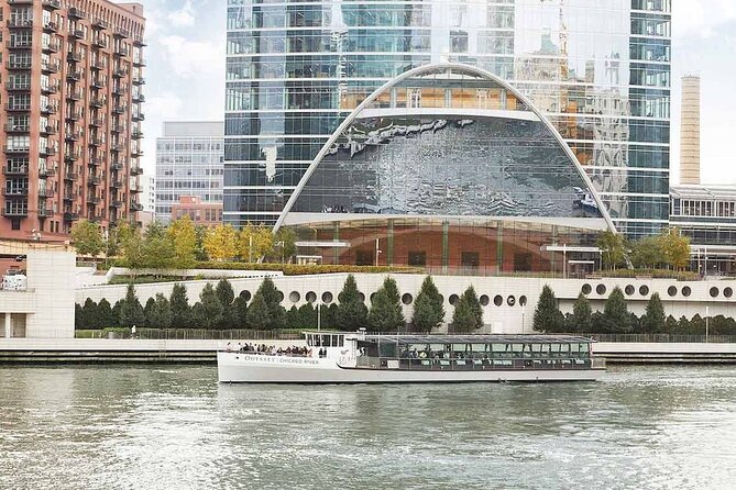 City Cruises Chicago: Premier Plus Brunch Cruise on Chicago River - Merchandise Mart: scale and Art Deco angles at the river junction