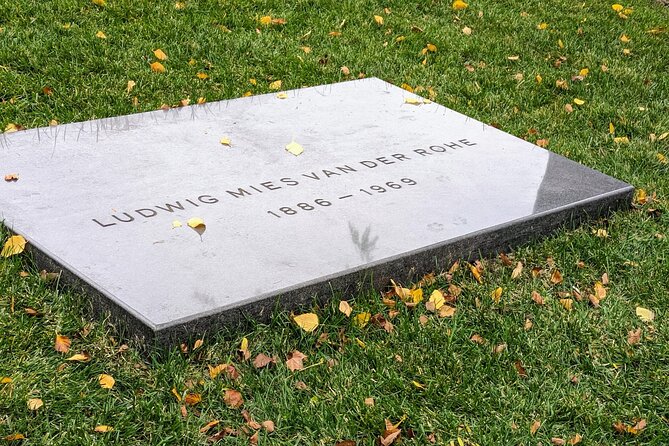 The Deep Pockets Of Graceland Cemetery Walking Tour - Seeing opulent tombs without the overwhelm