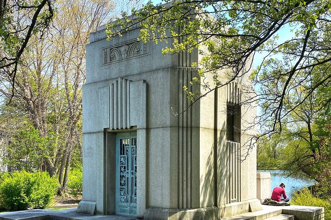 The Deep Pockets Of Graceland Cemetery Walking Tour - Who should book this walking tour?