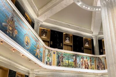 Walking Tour: Historic Chicago Pubs in River North and the Loop - Stop 1: The Marquette Building makes the walking tour feel like more than bar hopping